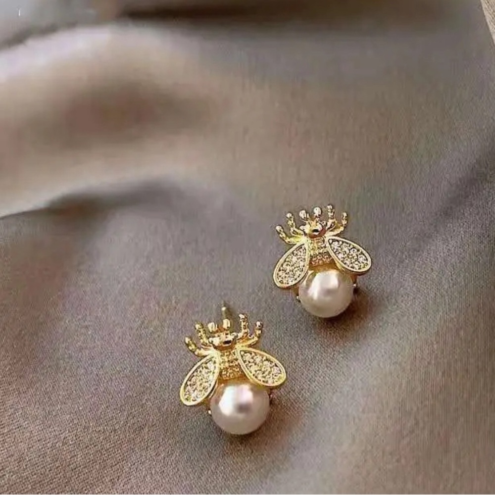 Honeybee Pearl Earings